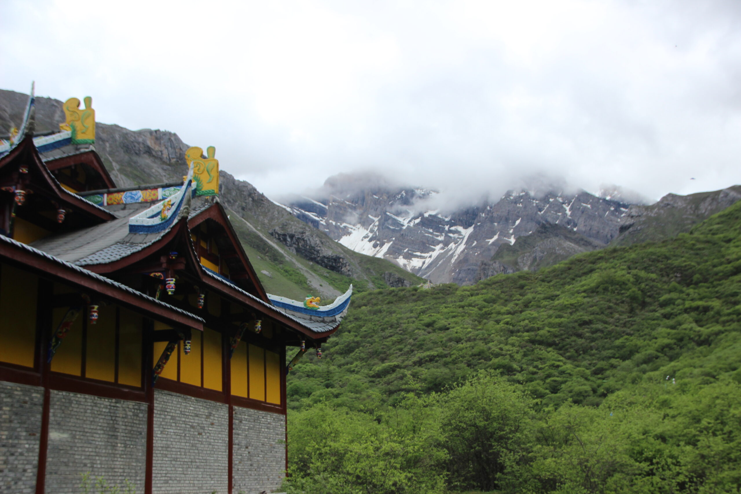 Pueblo tradicional en los Alpes Japoneses